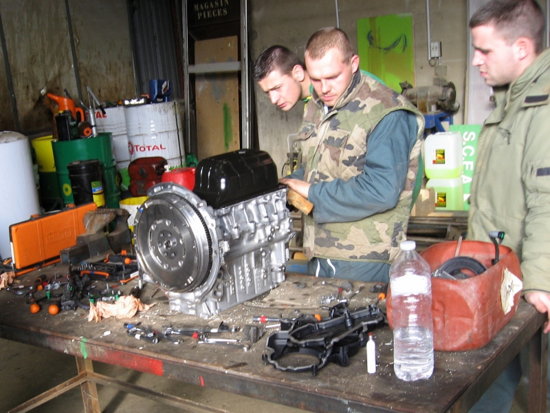  Stagiaires en travaux pratiques de machinisme