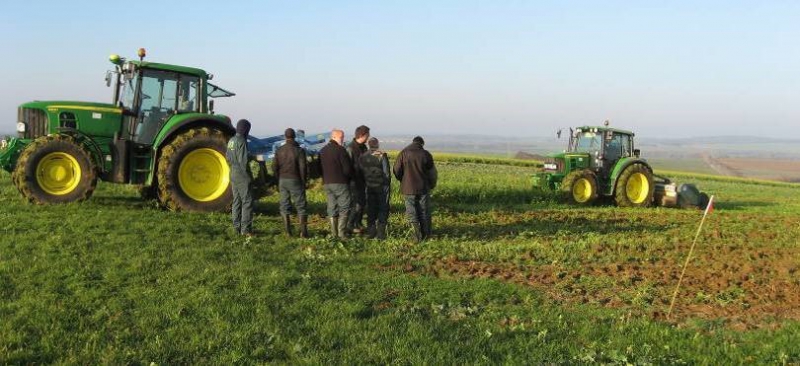 Stagiaires en travaux pratiques sur la plateforme d'essais